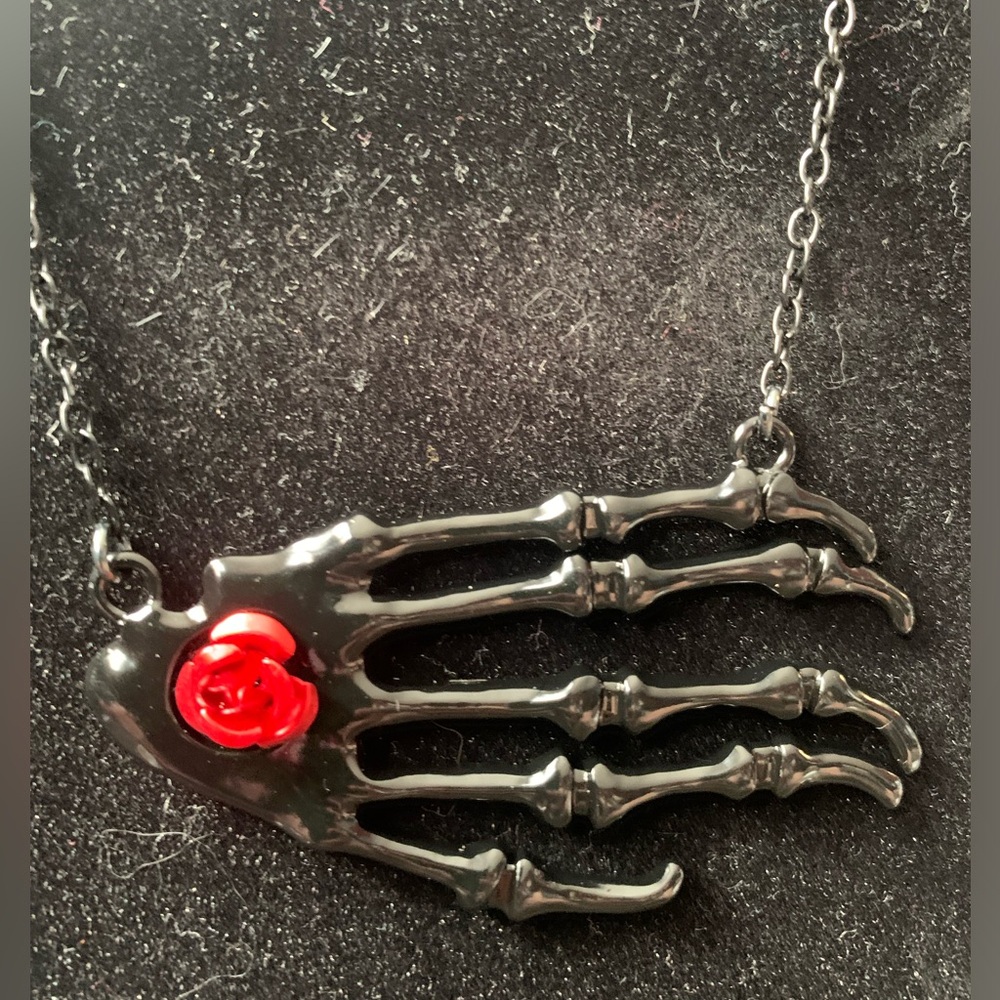 NWOT skull hand with a rose necklace